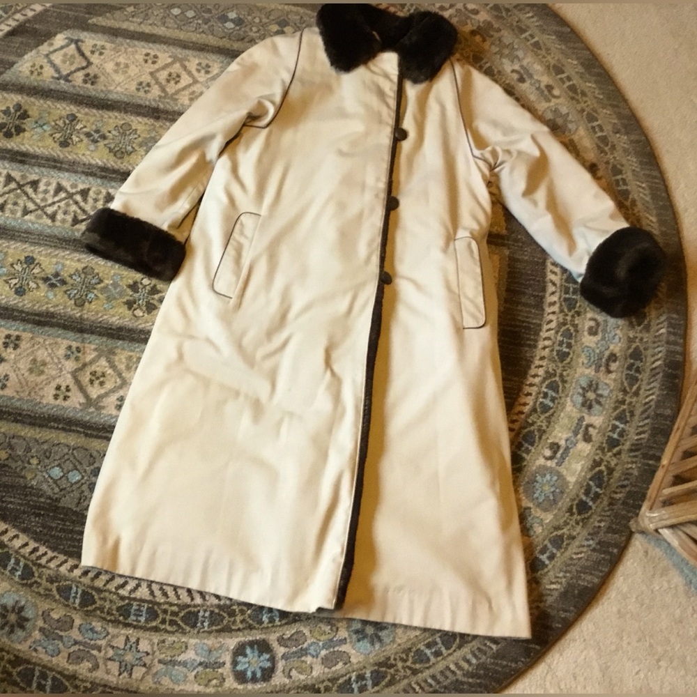 Lovely vintage 80’s duck cloth lined w fake fur coat 44 1/2” long pit to pit 21”